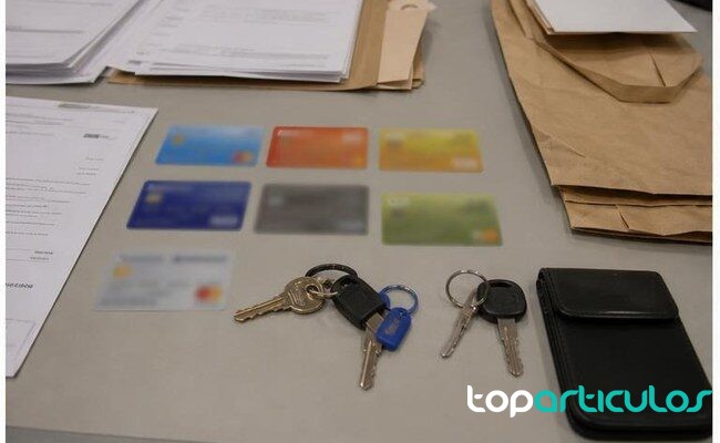 Documentación genérica revisada en una investigación por estafas mesa de investigación con tarjetas bancarias sin marcas y documentación policial genérica