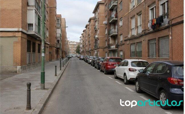 Entorno urbano de Madrid vinculado a las detenciones calle urbana de Vallecas o Carabanchel con vehículos aparcados