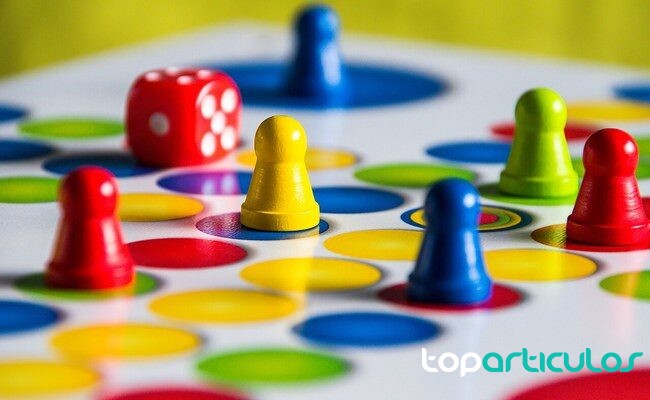 Componentes de juego preparados para una sesión de ocio fichas y cartas de juegos de mesa