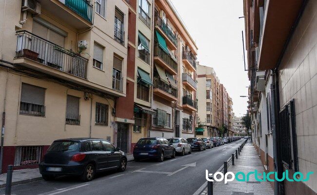 La oferta de alquiler perdería casi 23.000 viviendas en 2026 Edificios residenciales en una ciudad espanola ante la escasez de alquiler