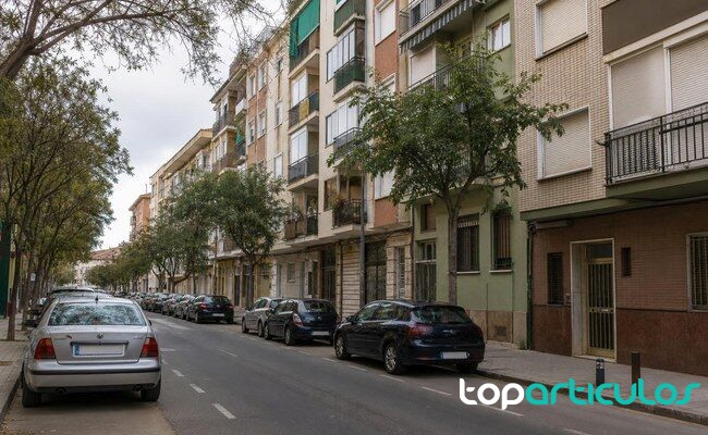 Portal residencial vinculado al mercado del alquiler Portal de edificio residencial en una calle urbana espanola