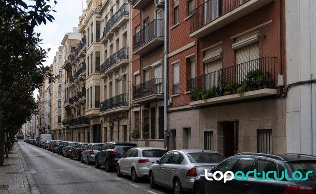 Viviendas en alquiler en un barrio urbano Bloques de vivienda en un barrio urbano con luz natural