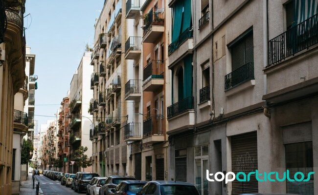 Fachadas residenciales en el mercado del alquiler Fachadas de pisos en una ciudad espanola sin carteles legibles