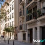 Calle residencial en España ante el debate sobre el paquete de vivienda