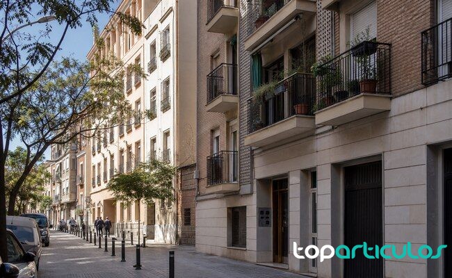 El paquete de vivienda de julio llega pendiente de acuerdo en el Congreso Calle residencial en España ante el debate sobre el paquete de vivienda