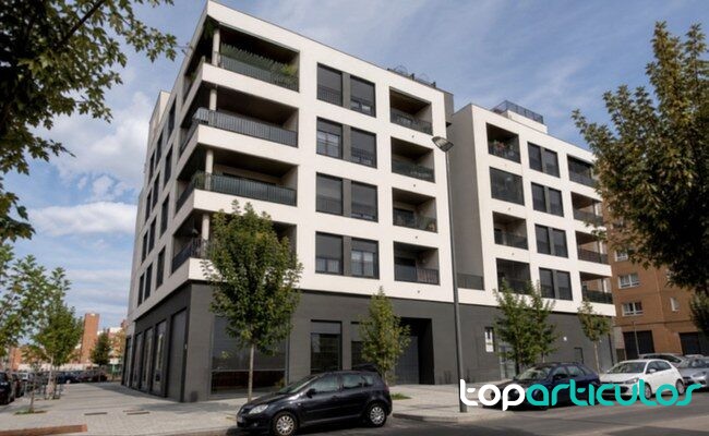 Edificio residencial vinculado a vivienda asequible Bloque de vivienda reciente en un barrio urbano español