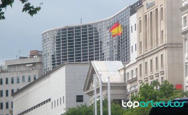 Entorno del Congreso durante una jornada de actividad política calle próxima al Congreso de los Diputados en una jornada política