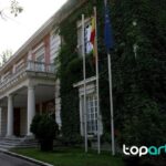 Vivienda habilita 5 millones para alojamientos de temporeros en Doñana exteriores de un edificio institucional en una jornada política