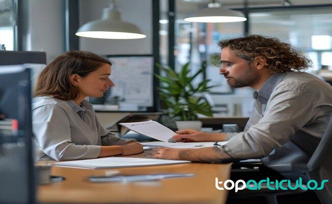 Persona explicando un procedimiento sencillo a un compañero formación interna con notas de procesos