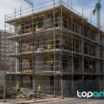 Obra urbana española con actividad moderada y andamios sin marcas visibles