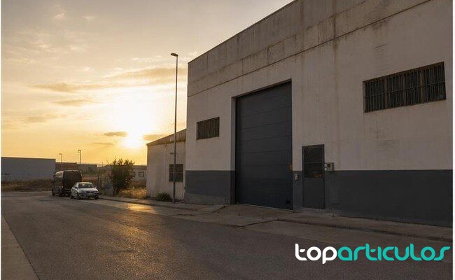 La Policía desarticula una red que enviaba marihuana desde Andalucía a Europa nave industrial anónima en Andalucía durante una investigación policial