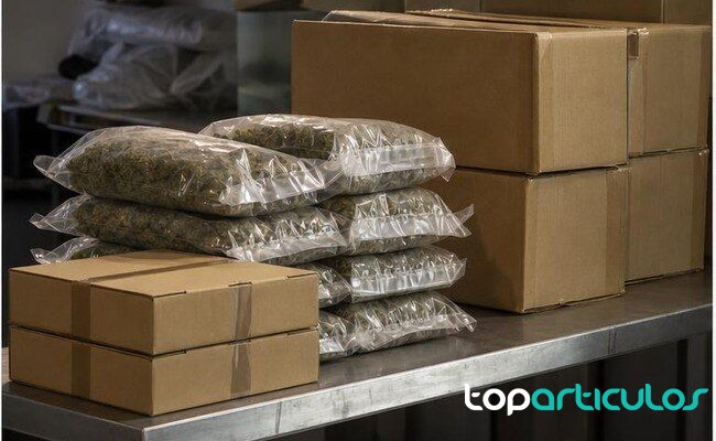 Paquetes sin marcas examinados en una investigación policial cajas y paquetes sin marcas revisados en una nave durante una investigación