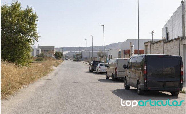 Entorno logístico usado como imagen de contexto de la investigación polígono industrial andaluz con furgonetas sin distintivos
