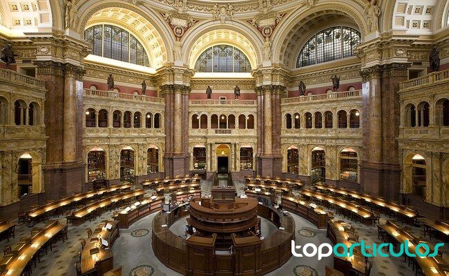 Espacio público interior preparado para descansar durante una ola de calor biblioteca pública como refugio climático
