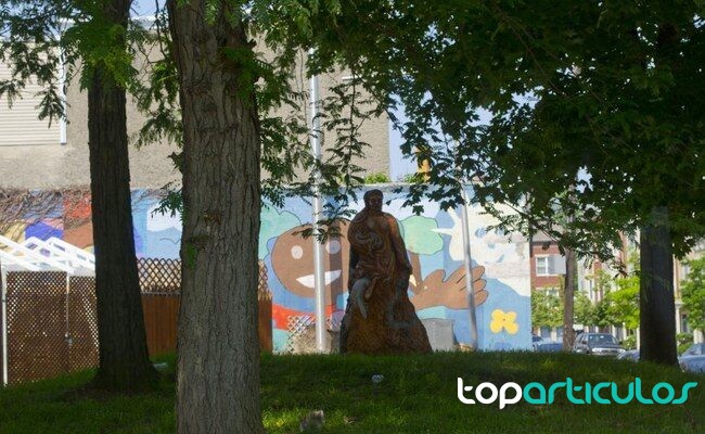 Árboles urbanos que reducen la exposición al calor extremo personas descansando bajo árboles en la ciudad
