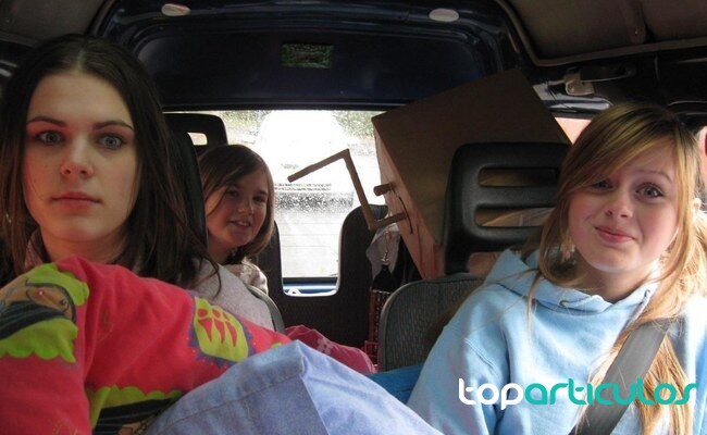 Carga organizada antes de iniciar un viaje por carretera coche preparado con equipaje para viajar