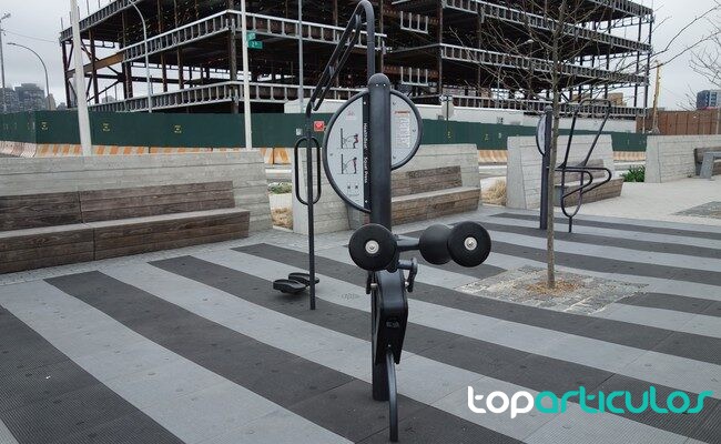 Ejercicio básico de fuerza para mejorar estabilidad y potencia corredor haciendo sentadillas con buena técnica