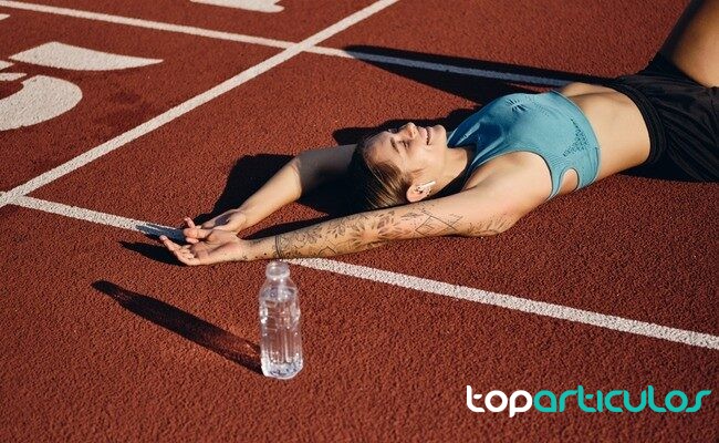 Planificación de fuerza y carrera para corredores populares zapatillas de running junto a material de entrenamiento
