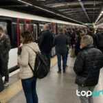 La Policía desarticula una red que enviaba marihuana desde Andalucía a Europa Pasajeros esperan en un andén de transporte público urbano en España