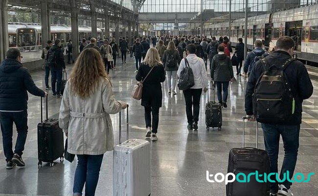 Estación interurbana con pasajeros en España Viajeros en una estación interurbana de transporte durante mayo de 2026