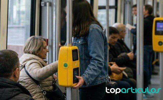 Interior de transporte público con usuarios Usuarios sentados en el interior de un transporte público sin logotipos visibles
