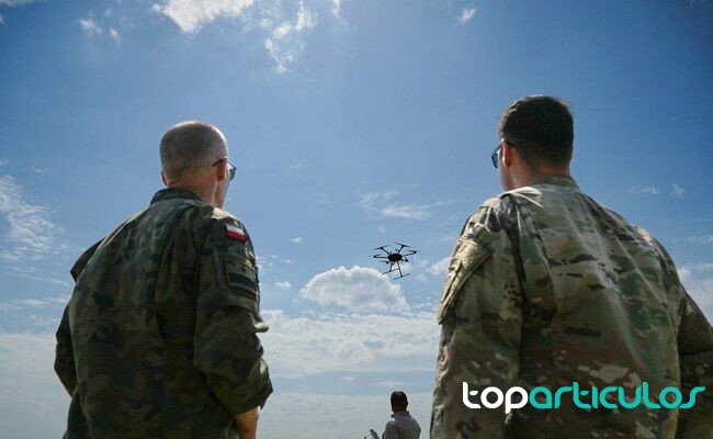 Práctica de seguridad aérea con drones en un entorno aliado personal aliado observa un dron durante una práctica de seguridad aérea