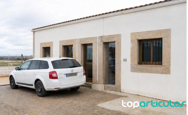 La Guardia Civil investiga a nueve personas por una red de venta irregular de cachorros en Ávila instalaciones rurales inspeccionadas en una investigación de venta irregular de cachorros en Ávila