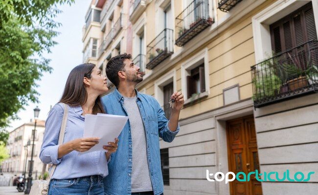 Vivienda habilita 5 millones para alojamientos de temporeros en Doñana Fachadas residenciales en una localidad española