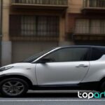 Coche eléctrico cargando en una calle española sin marcas visibles
