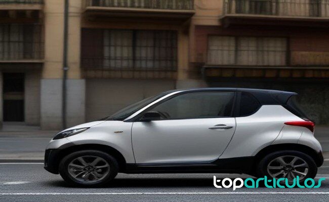 Industria abre las ayudas del Auto+ para comprar vehículos eléctricos Coche eléctrico cargando en una calle española sin marcas visibles