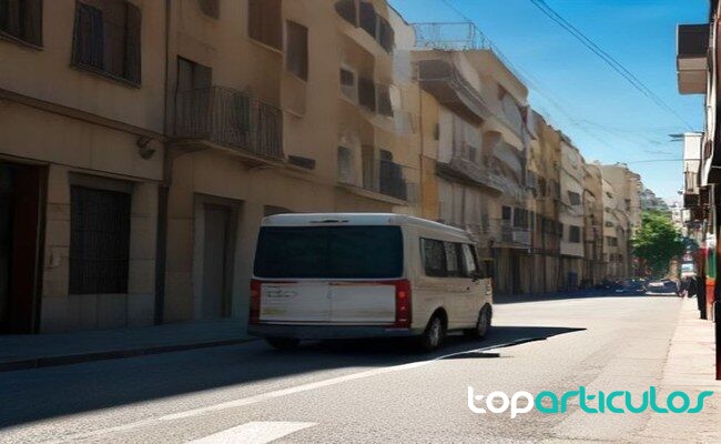 Furgonetas eléctricas incluidas en el Programa Auto+ Furgoneta eléctrica cargando en una zona urbana industrial