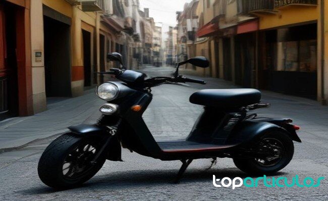 Motocicletas y cuadriciclos eléctricos con ayudas Auto+ Vehículos eléctricos ligeros aparcados junto a puntos de recarga