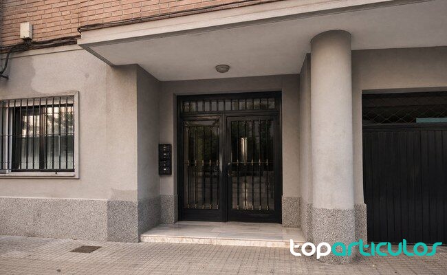 Entrada de edificio residencial en una zona urbana Portal residencial de vivienda asequible sin carteles ni marcas visibles