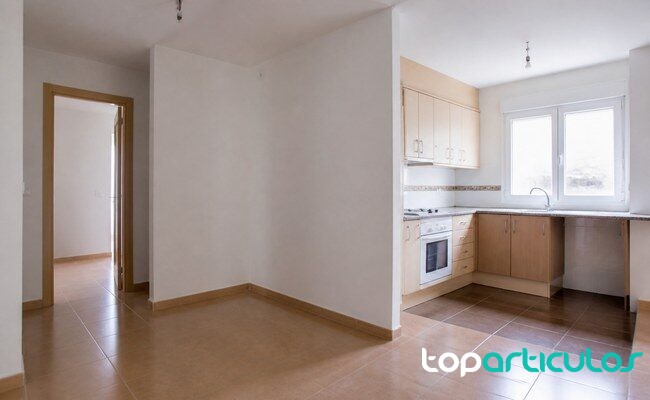 Interior sencillo de una vivienda de alquiler Vivienda modesta y luminosa preparada para alquiler residencial