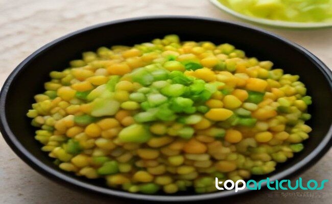 Bol de lentejas con hortalizas cortadas y aliño sencillo ensalada de lentejas con verduras