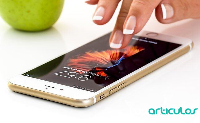 Ajustes de privacidad abiertos en un teléfono sin datos visibles privacidad al usar IA en el móvil