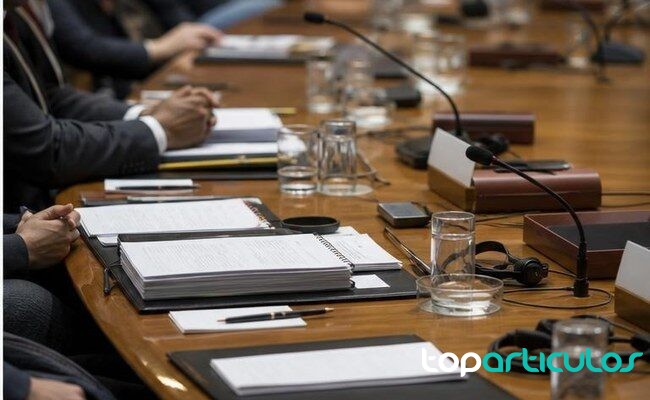 mesa diplomática con micrófonos y documentos antes de una reunión
