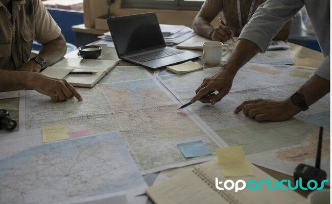 equipo humanitario revisa mapas y documentos de coordinación