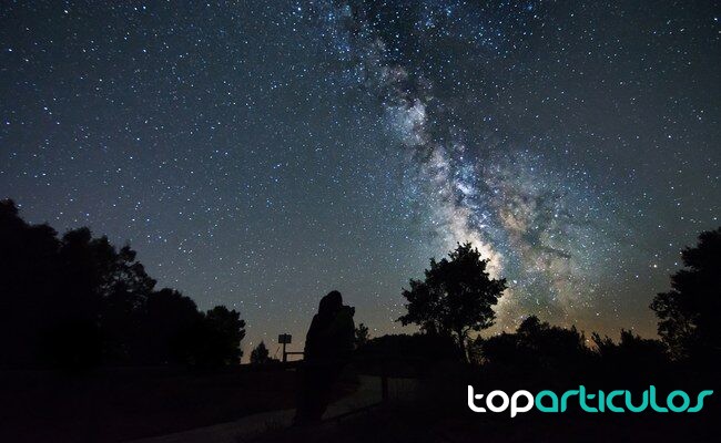 cielo oscuro para observar estrellas