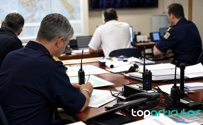 Sala de coordinación marítima tras un incidente en el Mediterráneo coordinadores marítimos revisan documentación tras una alerta de seguridad