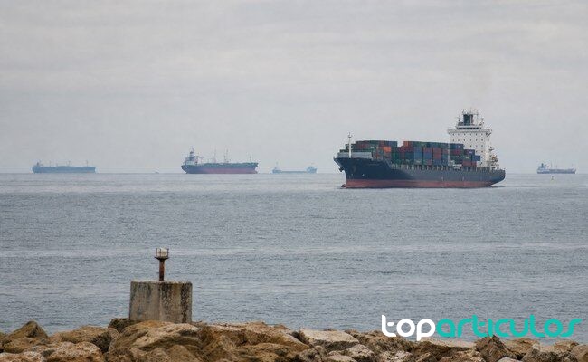 Tráfico marítimo en el Mediterráneo oriental buques comerciales navegan por una ruta del Mediterráneo oriental