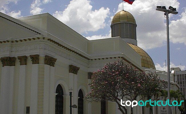 Venezuela inicia un diálogo político con mediación de Estados Unidos entrada de una sede institucional en Caracas durante una jornada de diálogo