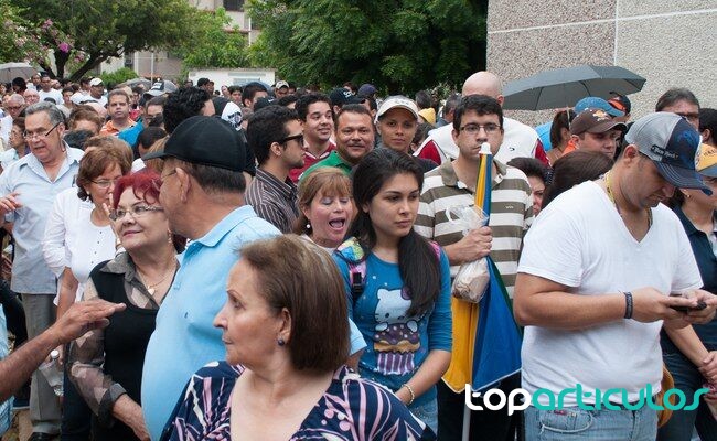 ciudadanos esperan ante un centro de votación en Venezuela