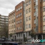 Bloques residenciales en una calle urbana ante las nuevas zonas tensionadas de alquiler