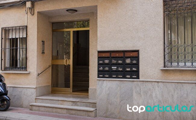 Entrada de un edificio de viviendas en una zona urbana Portal de edificio residencial relacionado con la regulación del alquiler