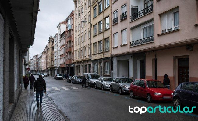 Barrio residencial en una ciudad del norte de España Calle residencial del norte de España incluida en el debate sobre alquiler