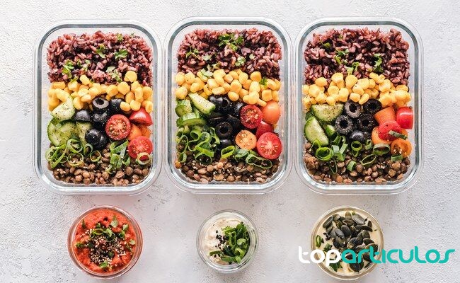 Recipientes con cereales y verduras preparados para varios platos ingredientes cocinados guardados en la nevera