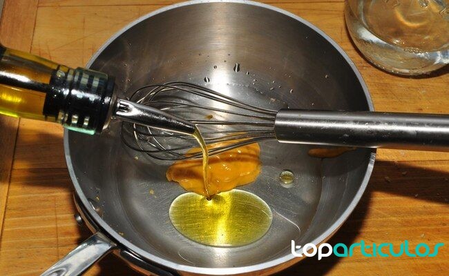 Ingredientes mediterráneos organizados sobre una encimera sin marcas visibles organización de ingredientes con aceite y hierbas