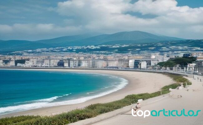 Paseo marítimo tranquilo en una localidad costera española fuera del verano destinos costeros tranquilos fuera de temporada alta